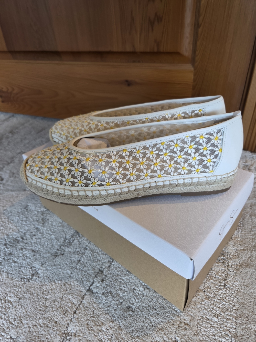 Jessica Simpson White Flats with Yellow Floral Embroidery - Picture 2 of 6